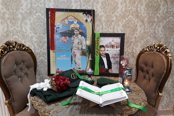 عصر شعر و خاطره در منزل خانواده شهید مدافع حرم برگزار شد