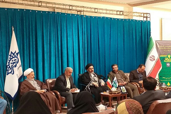 شاعران به معنویت درونی خود اهمیت دهند شاعران به معنویت درونی خود اهمیت دهند