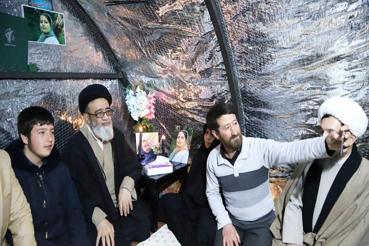 دیدار شب یلدای امام جمعه تبریز با زلزله&zwnj;زدگان میانه