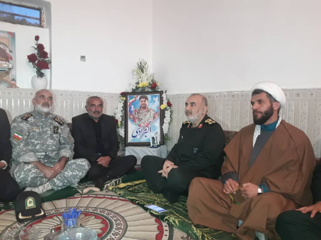 فرمانده کل سپاه پاسداران با خانواده شهید اکبر مرادی دیدار کرد