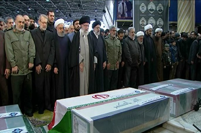 رهبر معظم انقلاب بر پیکر شهیدسلیمانی و یاران مجاهد او اقامه نماز کردند
