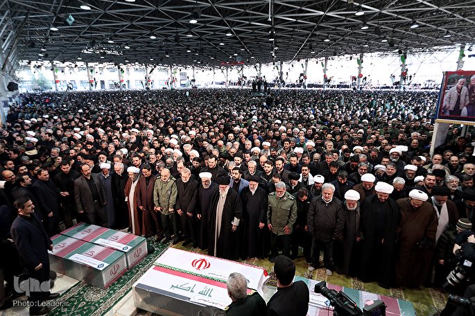 رهبر معظم انقلاب بر پیکر شهید سلیمانی و یاران مجاهد او اقامه نماز کردند