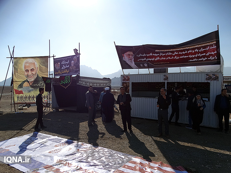 برپایی ایستگاه صلواتی در مسیر یزد-کرمان برای خدمت‌رسانی به زائران شهید سلیمانی به همت اداره اوقاف و امور خیریه شهرستان یزد