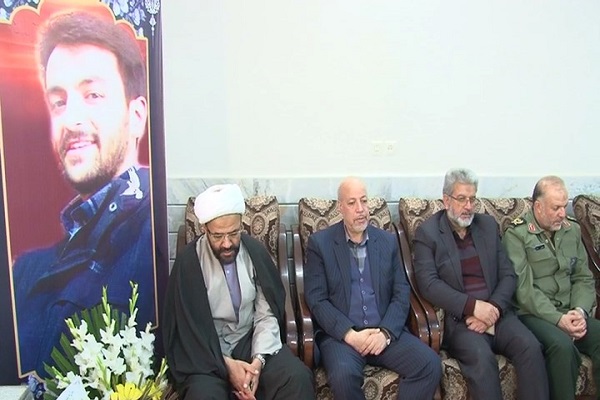 استاندار و فرمانده سپاه اصفهان با خانواده دو شهید حادثه هواپیما دیدار کردند
