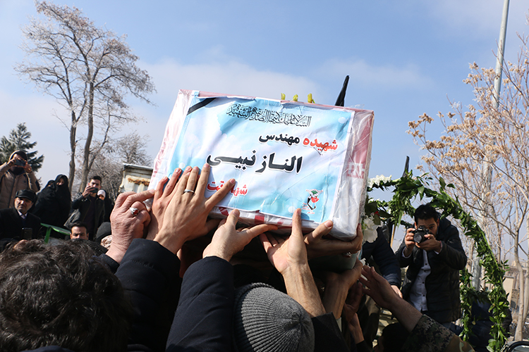 پیکر &laquo;الناز نبیی&raquo; از جانباختگان سانحه هوایی در زنجان تشییع شد