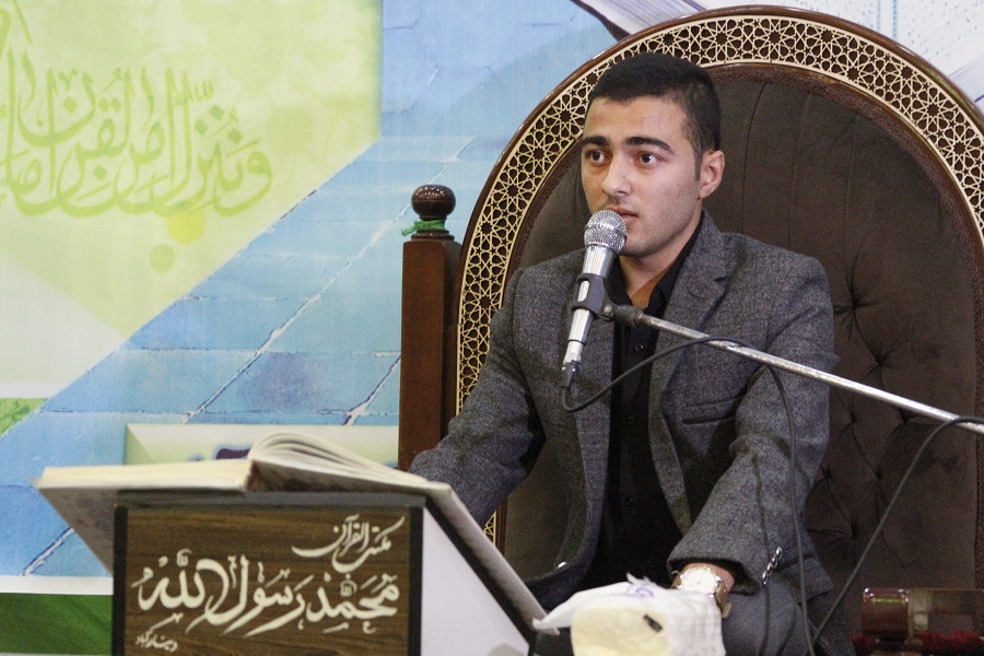 محفل انس با قرآن با یاد سردار شهید حاج قاسم سلیمانی در روستای دینارآباد برگزار شد
