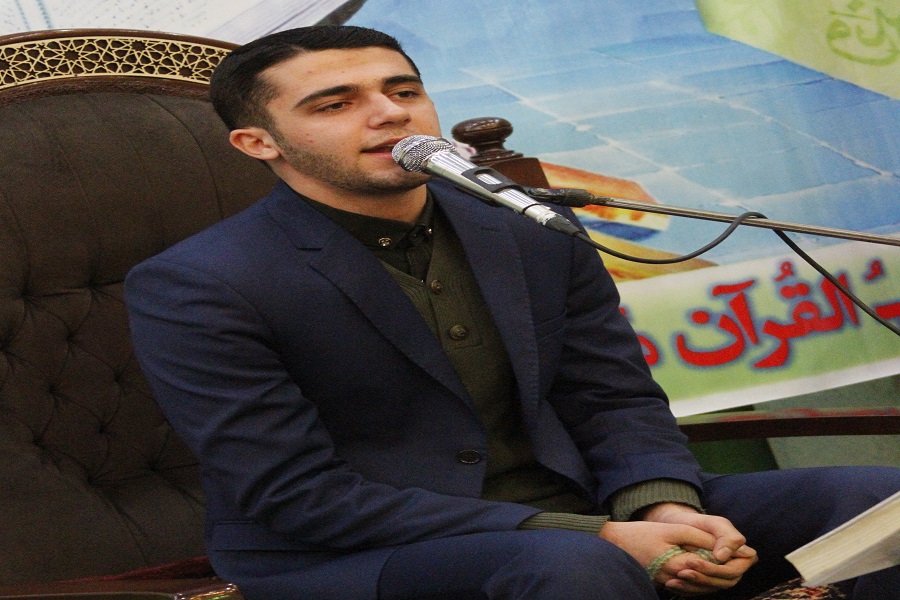محفل انس با قرآن با یاد سردار شهید حاج قاسم سلیمانی در روستای دینارآباد برگزار شد