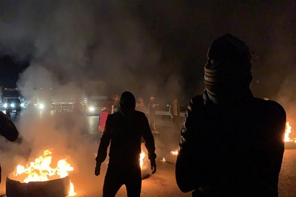 بسته شدن آزادراه بینالمللی بغداد - بصره/ حضور گسترده نیروهای امنیتی در کربلا/ بسته شدن راههای منتهی به مرز مهران بسته شدن آزادراه بینالمللی بغداد - بصره/ حضور گسترده نیروهای امنیتی در کربلا/ بسته شدن راههای منتهی به مرز مهران