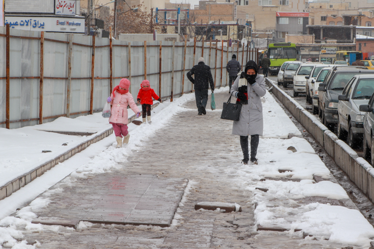 بارش برف؛ شادی کودکان، معضلات شهری