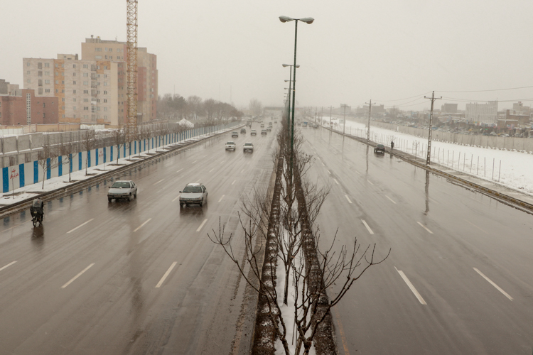 بارش برف؛ شادی کودکان، معضلات شهری