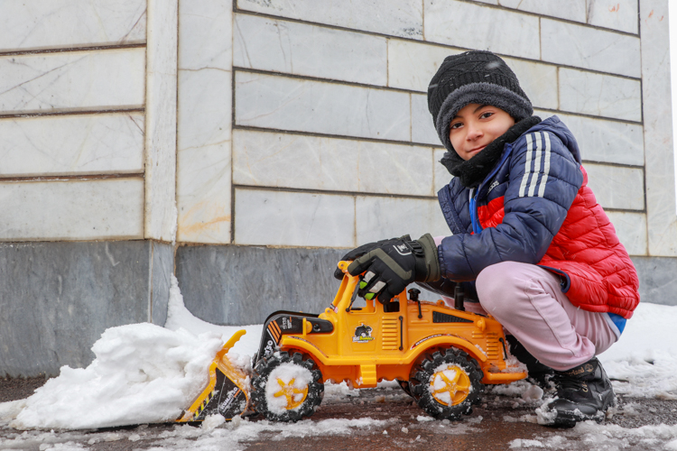 بارش برف؛ شادی کودکان، معضلات شهری