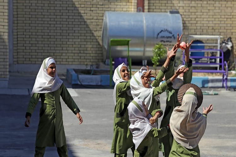 خیرین بار اصلی مدرسه&zwnj;سازی را به دوش می&zwnj;کشند