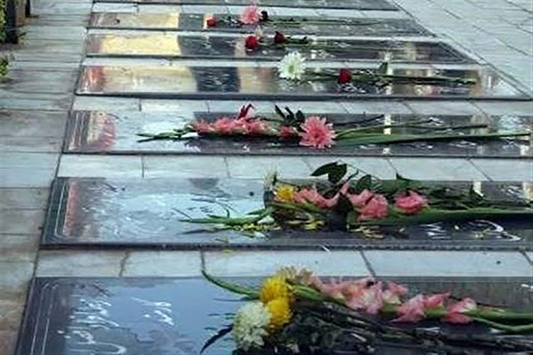 عطرافشانی و غبارروبی ۳۲۷ گلزار شهید در یزد