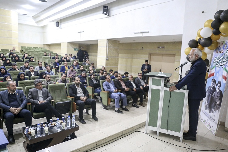 لازمه رسیدن جمهوری اسلامی به انقلاب اسلامی، بالا بردن درك و آگاهی مردم است لازمه رسیدن جمهوری اسلامی به انقلاب اسلامی، بالا بردن درك و آگاهی مردم است