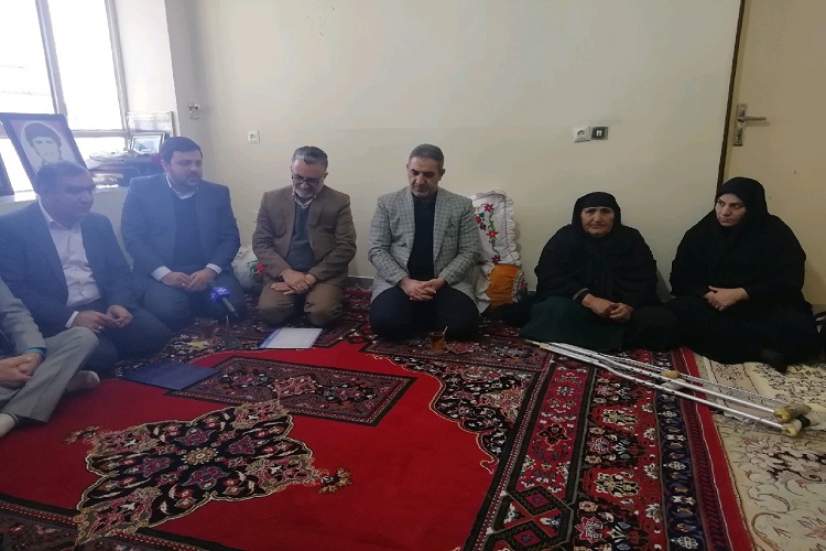 دیدار استاندار کهگیلویهوبویراحمد با خانواده شهیدان تقوی سوق دیدار استاندار کهگیلویهوبویراحمد با خانواده شهیدان تقوی سوق