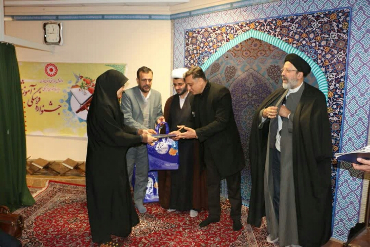 تقدیر از برگزیدگان جشنواره قرآن و عترت بهزیستی همدان