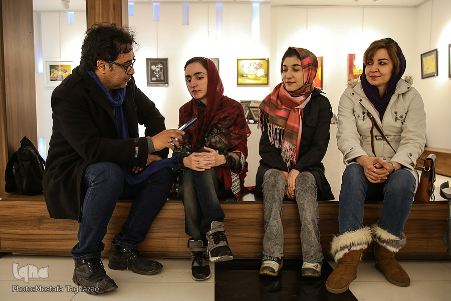 نمایشگاه فرشتهها در تنهایی سپری شد / هنرمندان توانیاب را برای نمایش دادن میخواهیم نمایشگاه فرشتهها در تنهایی سپری شد / هنرمندان توانیاب را برای نمایش دادن میخواهیم