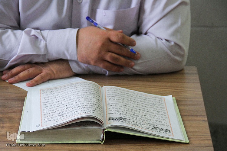 ما با یک جامعه قرآنی فاصله داریم