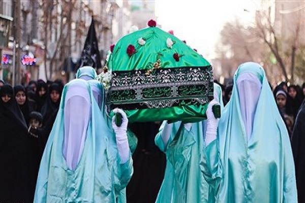 پیاده&zwnj;روی بانوان ملایری در مراسم عزاداری یاس کبود