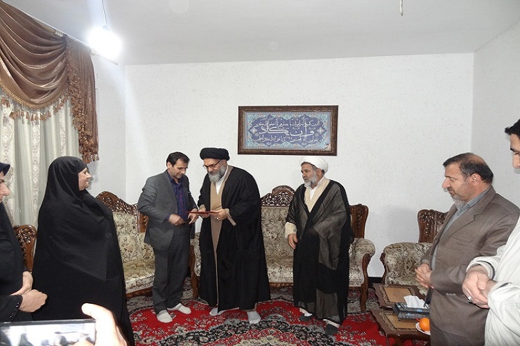 دیدار نماینده ولی فقیه در کهگیلویه&zwnj;و&zwnj;بویراحمد با خانواده شهیدان خرسندیان