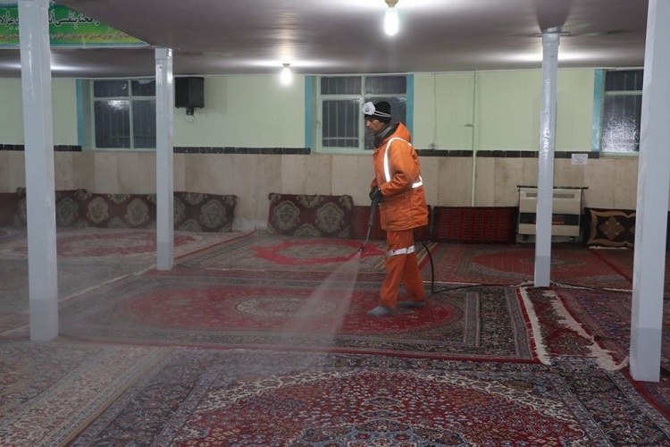 تلاش نیروهای شهرداری ابهر برای ضدعفونی اماکن مذهبی