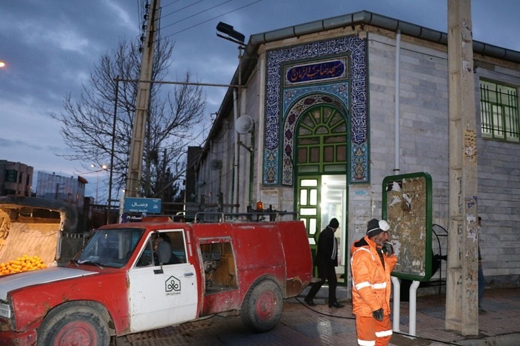 تلاش نیروهای شهرداری ابهر برای ضدعفونی اماکن مذهبی
