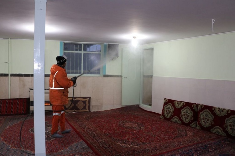 تلاش نیروهای شهرداری ابهر برای ضدعفونی اماکن مذهبی
