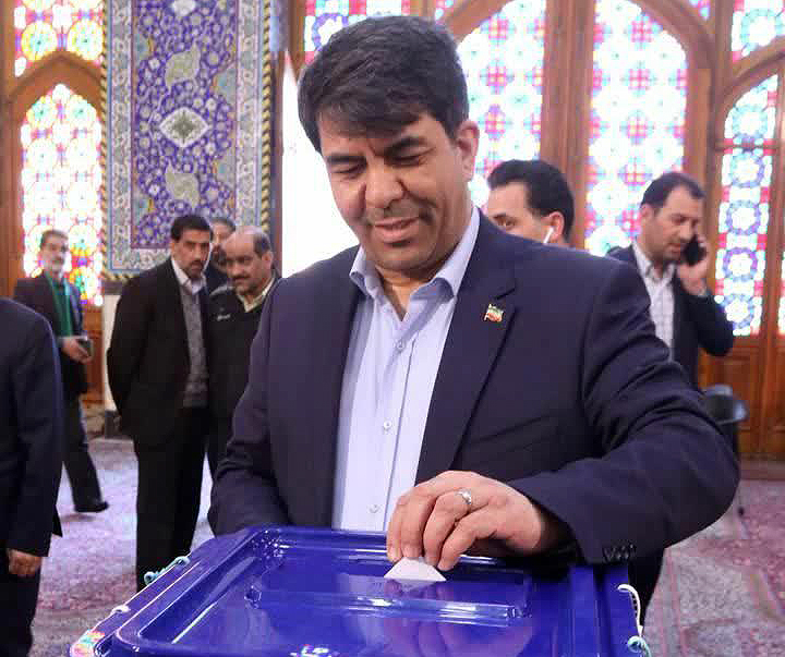 امام جمعه و استاندار یزد رای خود را به صندوق انداختند
