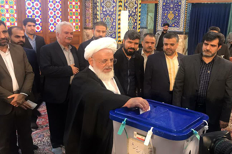 امام جمعه و استاندار یزد رای خود را به صندوق انداختند