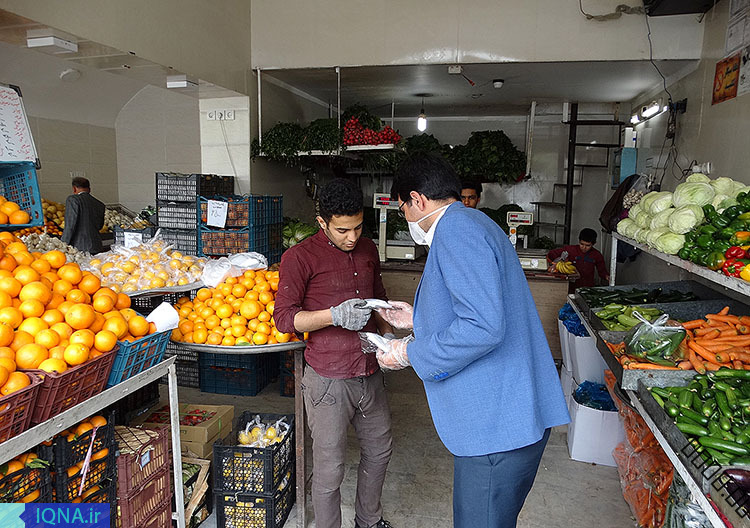 عکس| توزیع ماسک بین صنوف در معرض بیماری کرونا