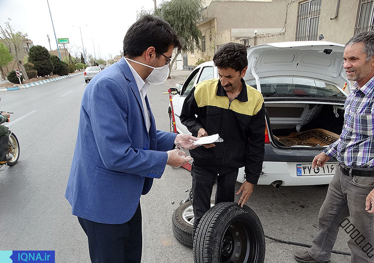 عکس| توزیع ماسک بین صنوف در معرض بیماری کرونا