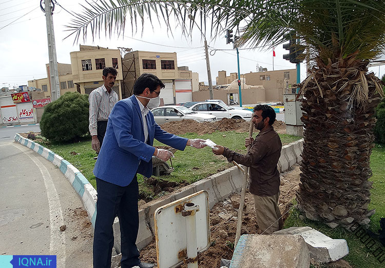 عکس| توزیع ماسک بین صنوف در معرض بیماری کرونا