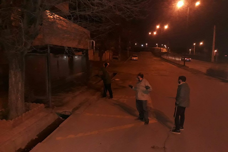 عکس| ضدعفونی کردن معابر و درب منازل از سوی پایگاه شهید آوینی همدان