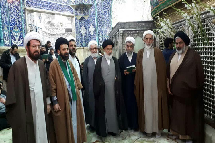 تصویر حضور جمعی از استادان حوزه در حرم حضرت معصومه(س) تصویر حضور جمعی از استادان حوزه در حرم حضرت معصومه(س)