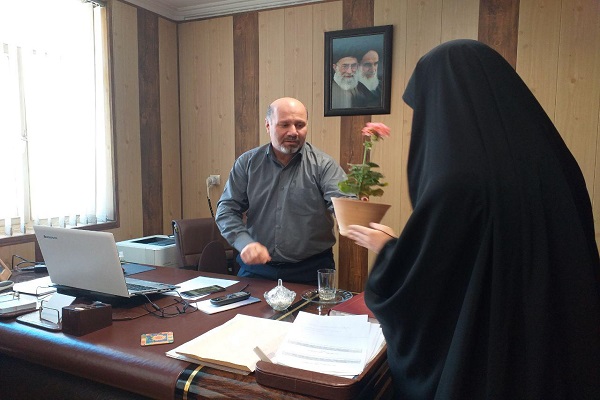 طرح &laquo;کارگزار مهدوی&raquo; به همراه اهدای گل به مسئولان در همدان اجرا شد