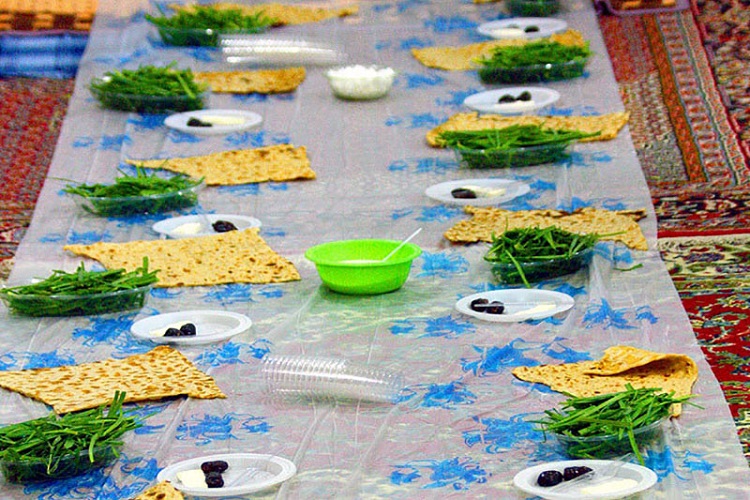 برپایی مراسم افطاری ساده در جوار امامزادگان البرز
