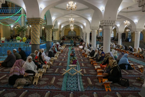 برگزاری محفل جزء&zwnj;خوانی قرآن در مسجد جامع سنندج