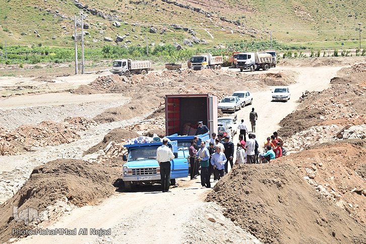توزیع بستههای امدادی آستان قدس رضوی در مناطق سیلزده لرستان توزیع بستههای امدادی آستان قدس رضوی در مناطق سیلزده لرستان