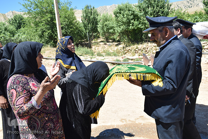 توزیع بستههای امدادی آستان قدس رضوی در مناطق سیلزده لرستان توزیع بستههای امدادی آستان قدس رضوی در مناطق سیلزده لرستان