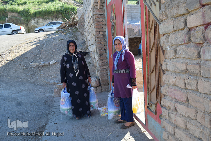 توزیع بستههای امدادی آستان قدس رضوی در مناطق سیلزده لرستان توزیع بستههای امدادی آستان قدس رضوی در مناطق سیلزده لرستان