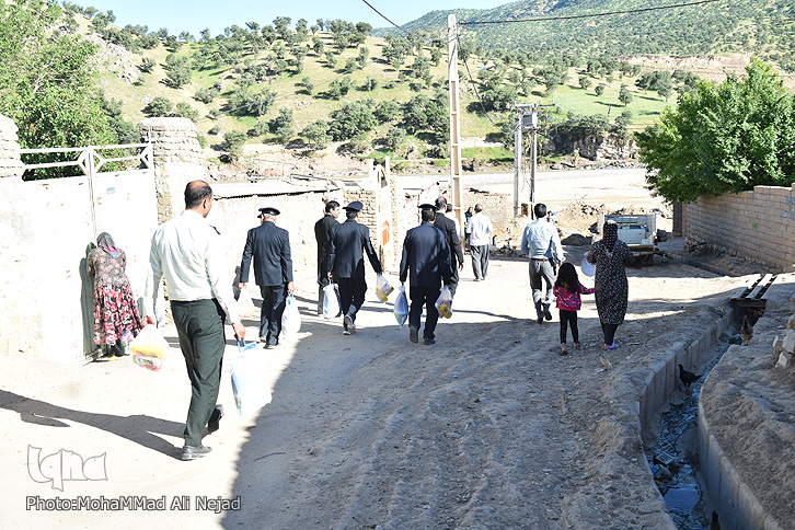 توزیع بستههای امدادی آستان قدس رضوی در مناطق سیلزده لرستان توزیع بستههای امدادی آستان قدس رضوی در مناطق سیلزده لرستان