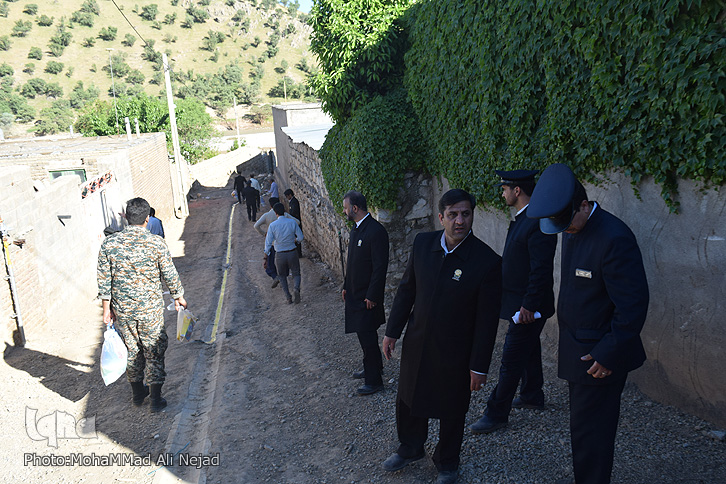 توزیع بستههای امدادی آستان قدس رضوی در مناطق سیلزده لرستان توزیع بستههای امدادی آستان قدس رضوی در مناطق سیلزده لرستان