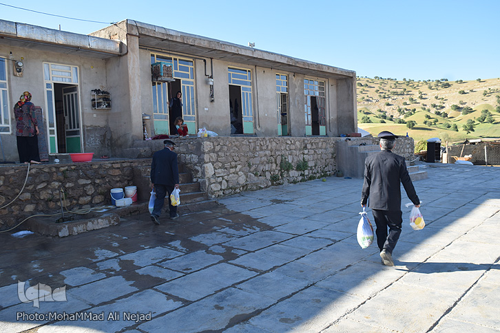 توزیع بستههای امدادی آستان قدس رضوی در مناطق سیلزده لرستان توزیع بستههای امدادی آستان قدس رضوی در مناطق سیلزده لرستان