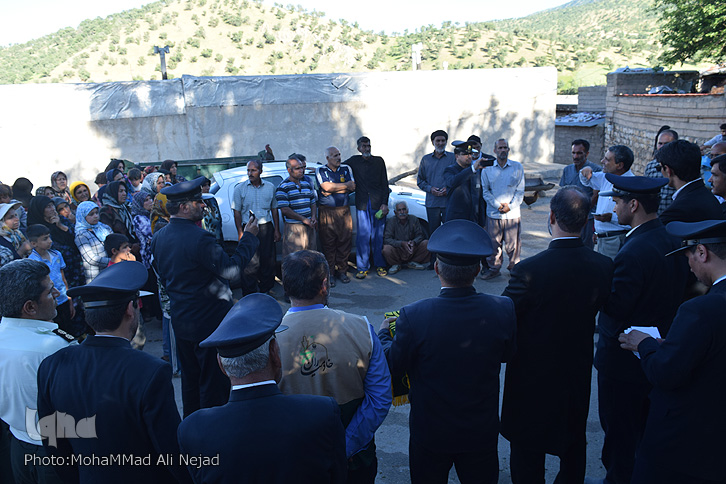 توزیع بستههای امدادی آستان قدس رضوی در مناطق سیلزده لرستان توزیع بستههای امدادی آستان قدس رضوی در مناطق سیلزده لرستان