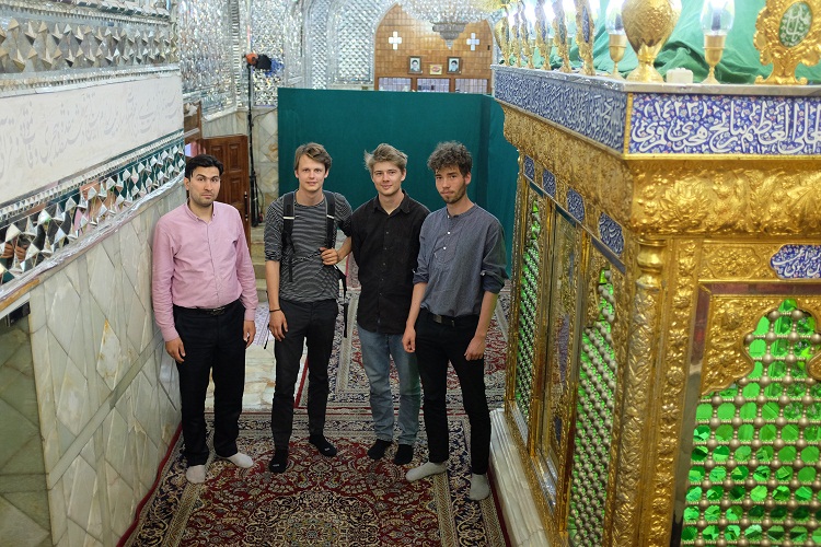 حضور سه توریست هلندی در امامزاده سید حمزه(ع) تبریز