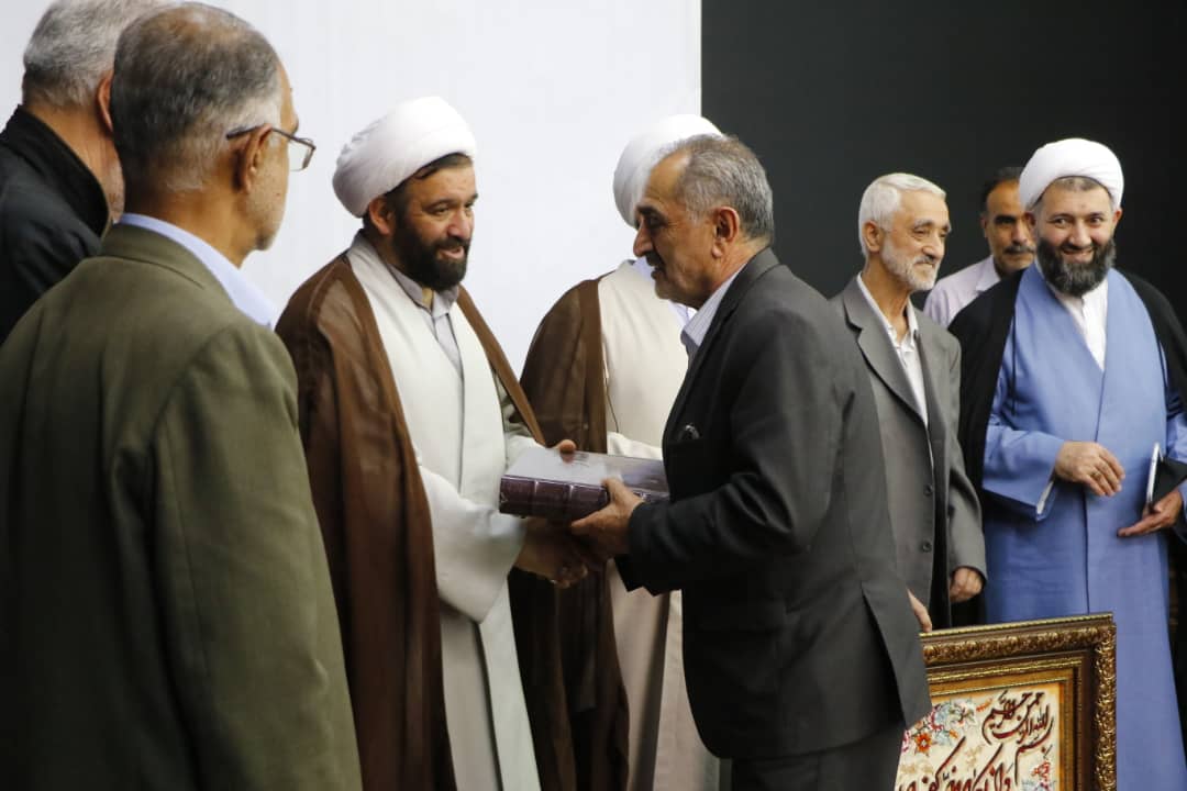 یک شب قرآنی در دشتمزار دماوند/ تقدیر از پنجاه سال زحمات یک معلم قرآن + عکس
