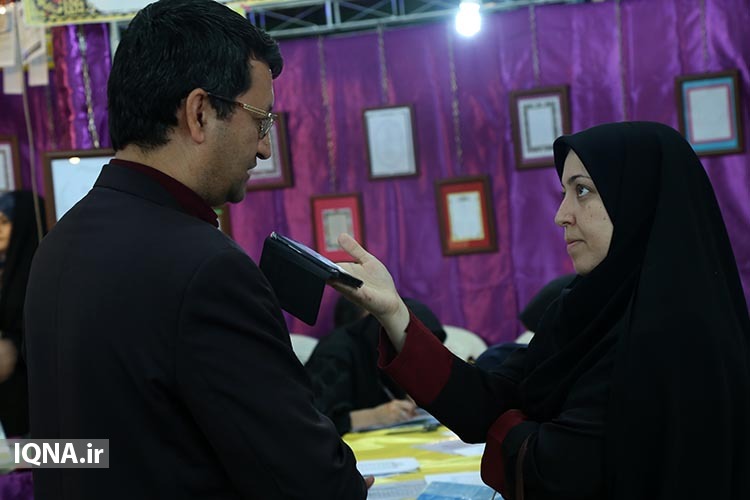 کتابت «آیات قرآن کریم» با خودکار توسط خوشنویسان یزدی کتابت «آیات قرآن کریم» با خودکار توسط خوشنویسان یزدی