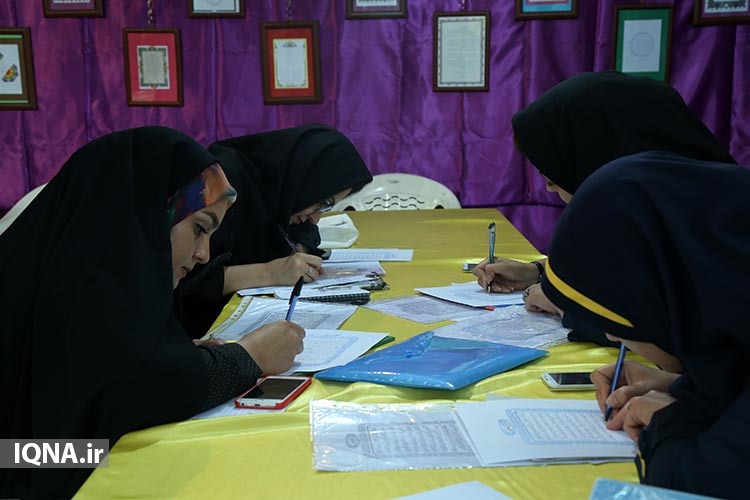 کتابت «آیات قرآن کریم» با خودکار توسط خوشنویسان یزدی کتابت «آیات قرآن کریم» با خودکار توسط خوشنویسان یزدی