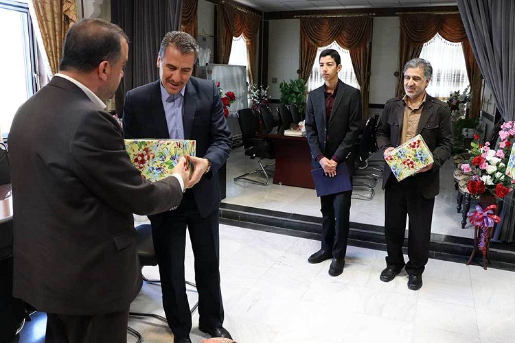 تجلیل از حافظ کل قرآن توسط فرماندار میانه