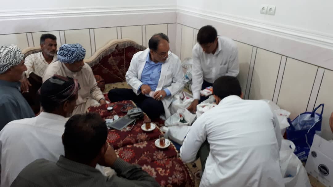 خیرین سلامت بیمارستان علامه کرمی اهواز در مناطق سیل‌زده